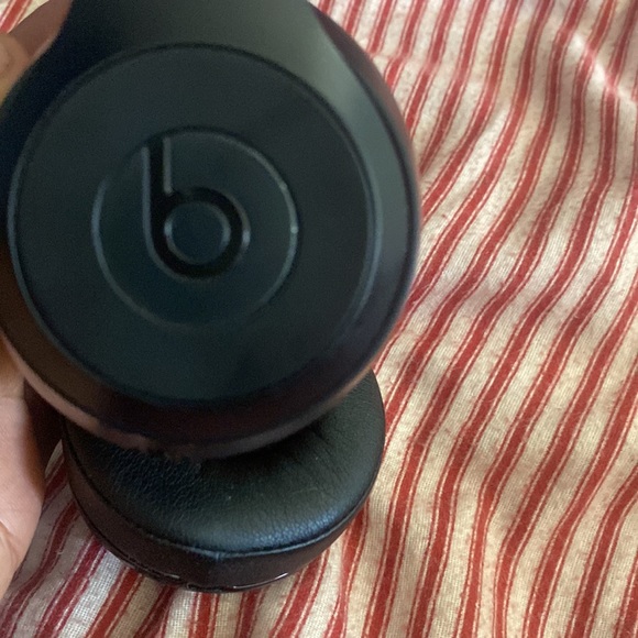 this is a beats solo it works good like brand new - Picture 2 of 4